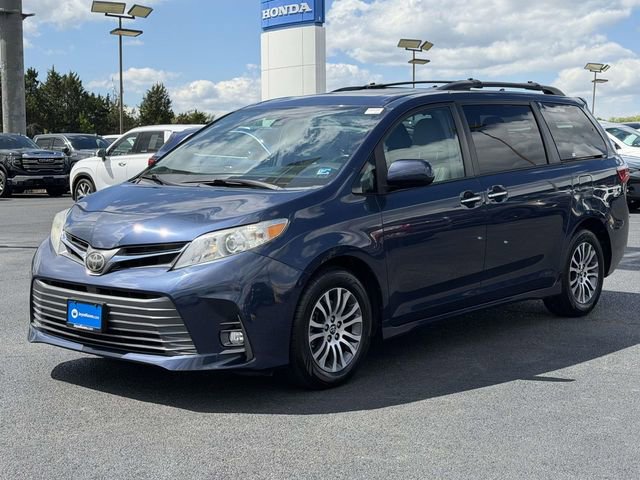 Used 2018 Toyota Sienna XLE w/ XLE Navigation Package image 4
