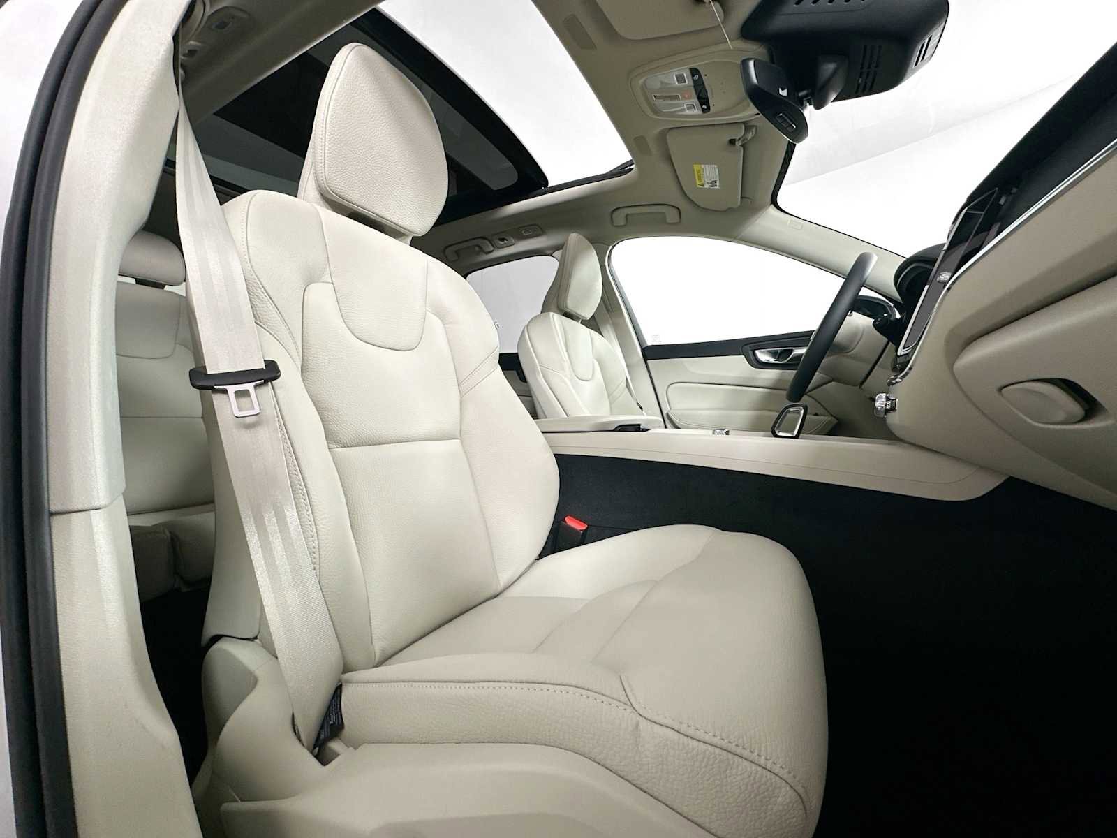 Certified 2025 Volvo XC60 T8 Plus w/ Protection Package Premier image 23