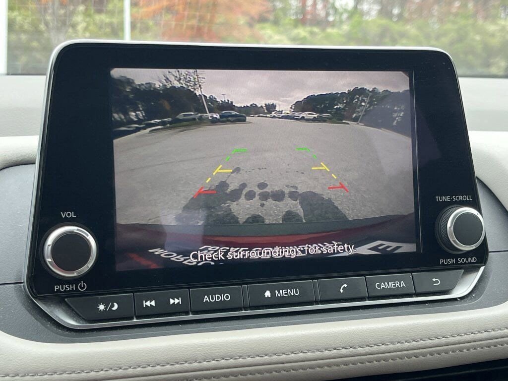 Used 2023 Nissan Rogue SV image 2