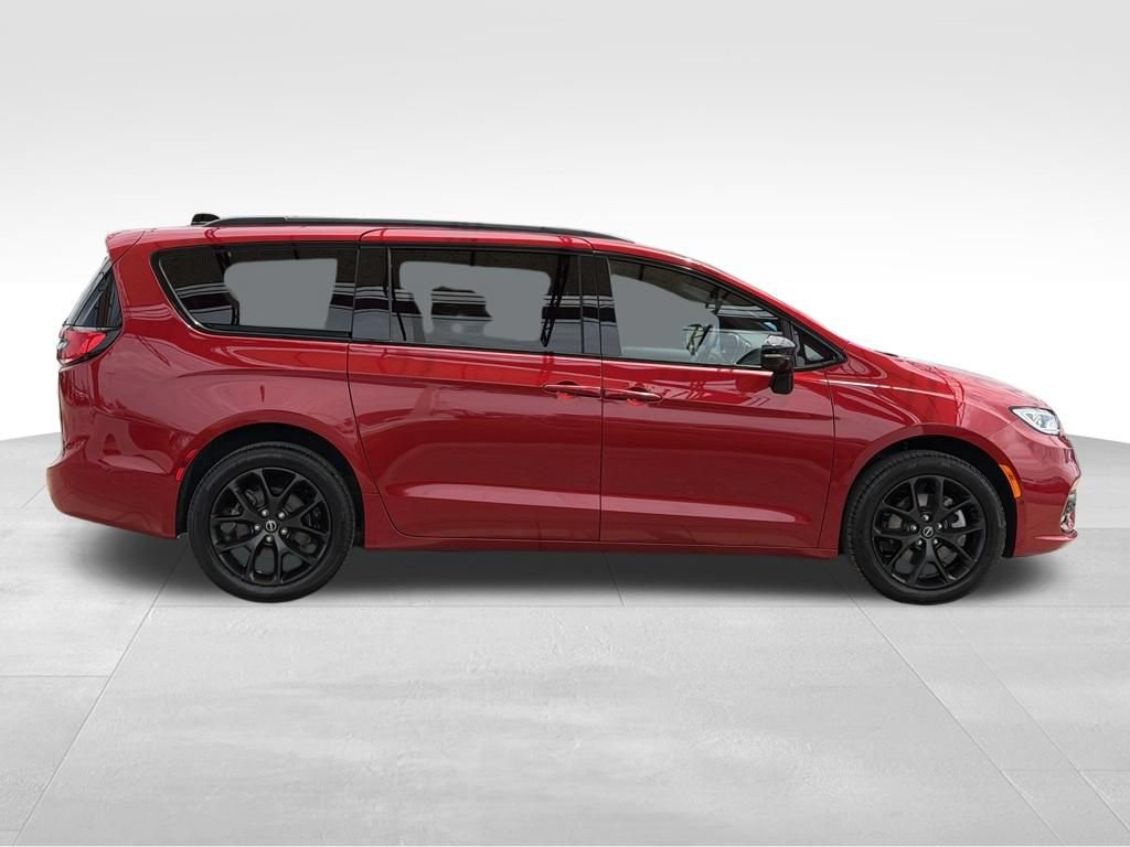 Used 2025 Chrysler Pacifica Limited w/ Uconnect Theater Family Group AWD/4WD image 9