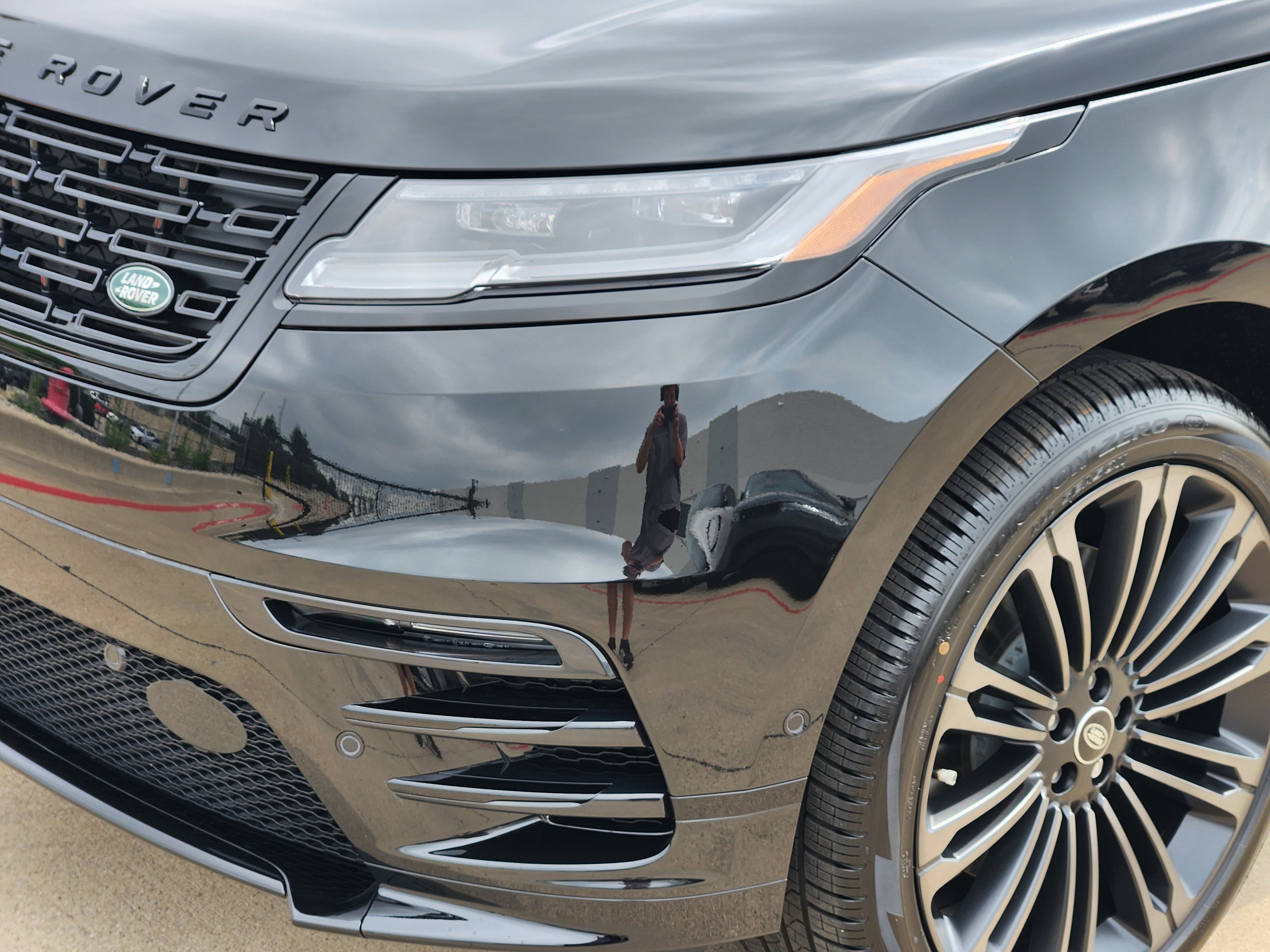 New 2026 Land Rover Range Rover Velar Dynamic SE image 9