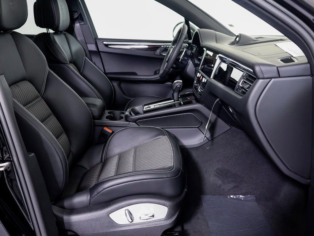 Certified 2025 Porsche Macan Turbo AWD/4WD image 8