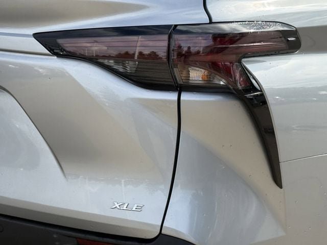 Used 2025 Toyota Sienna XLE FWD image 7