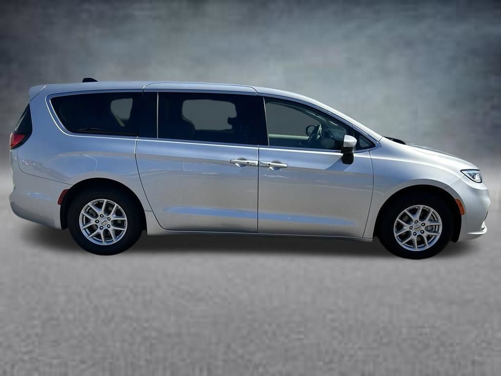 Used 2023 Chrysler Pacifica Touring-L FWD image 6
