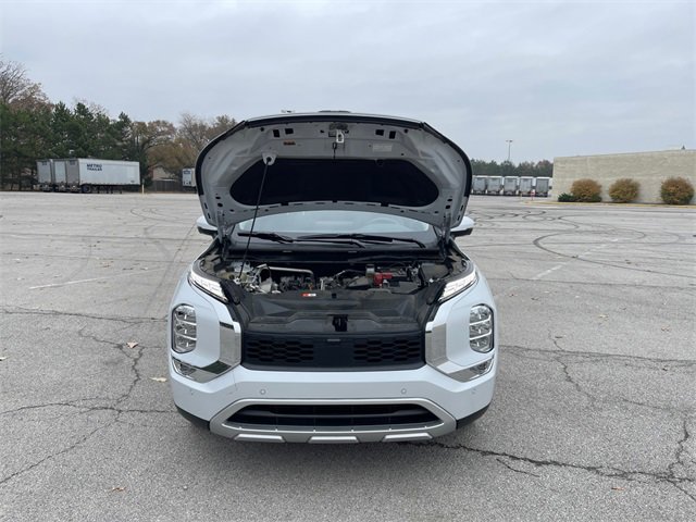 Used 2024 Mitsubishi Outlander SE image 16