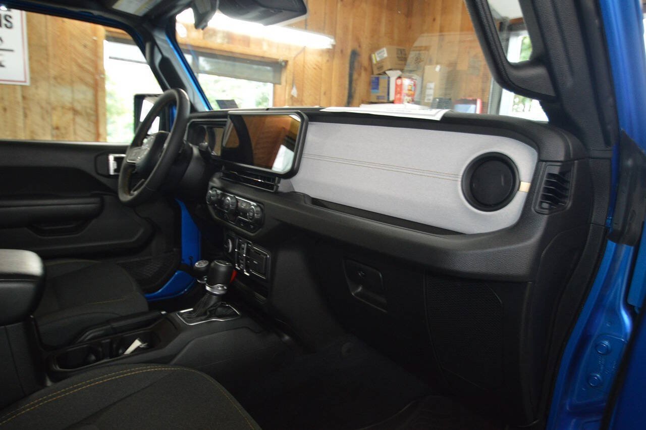 Used 2024 Jeep Wrangler Unlimited w/ Convenience Group AWD/4WD image 13
