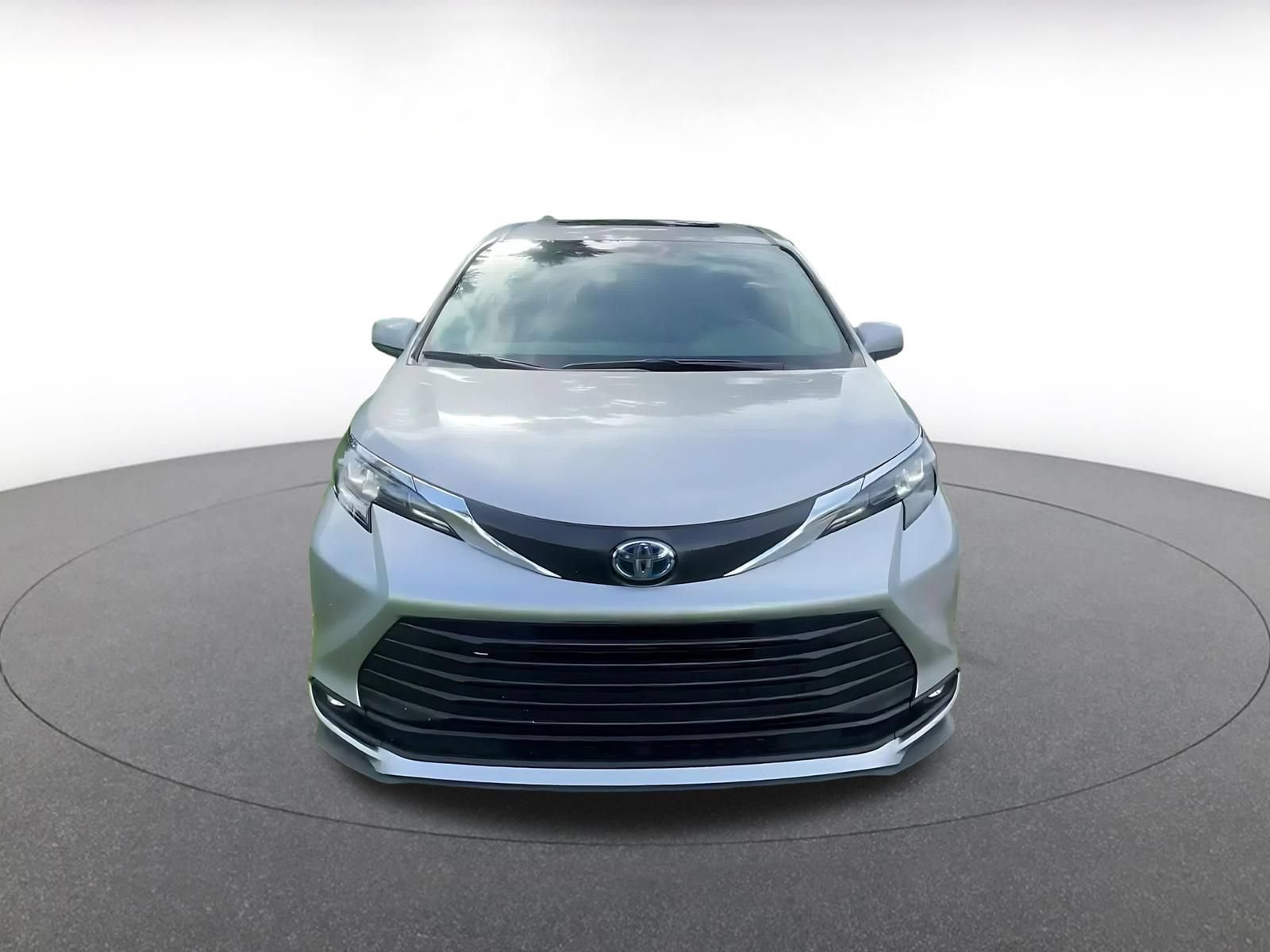 Used 2025 Toyota Sienna XLE FWD image 3