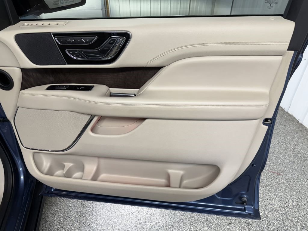 Used 2018 Lincoln Navigator L Reserve w/ Technology Package image 39