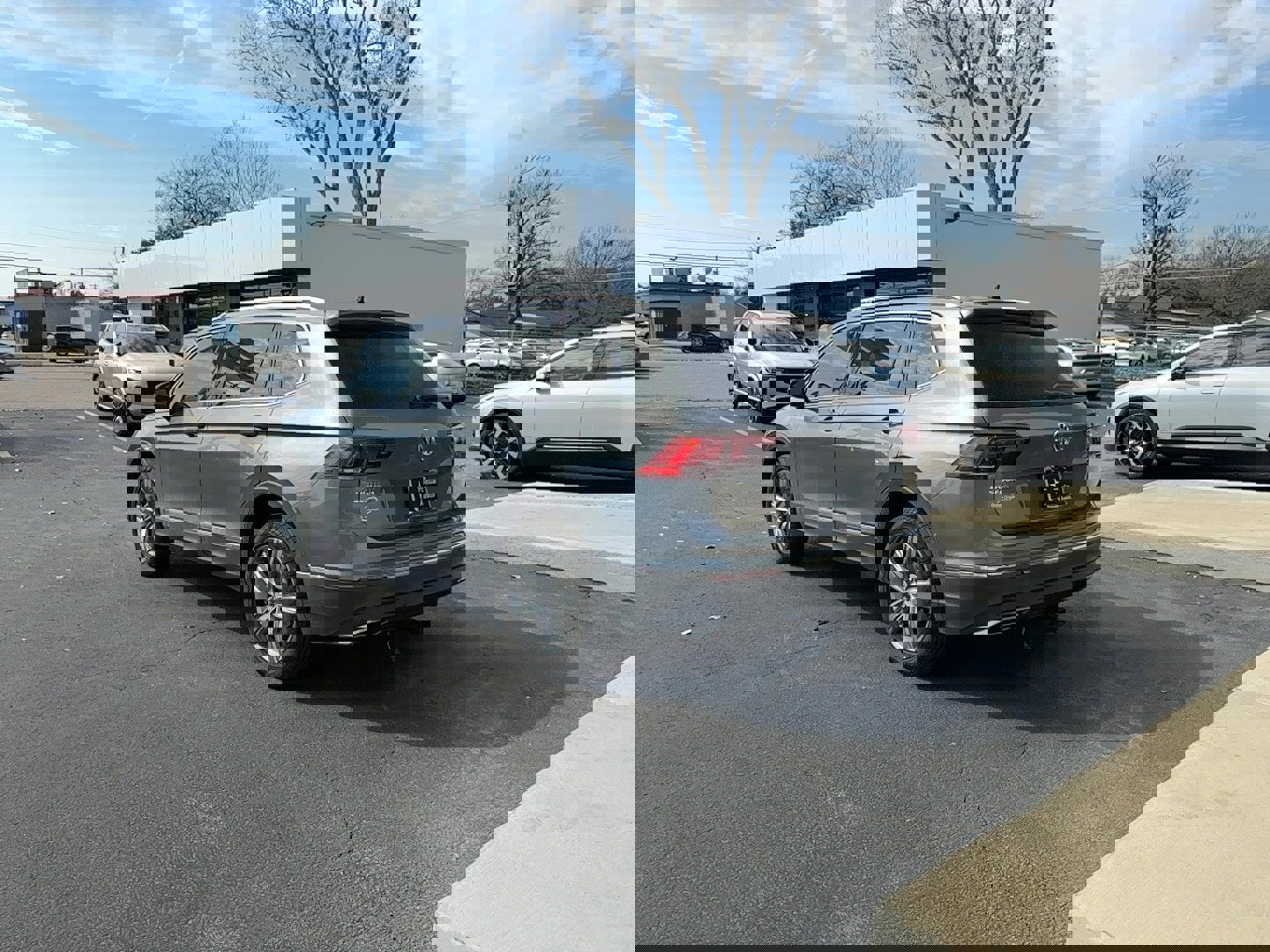 Used 2020 Volkswagen Tiguan SEL image 4