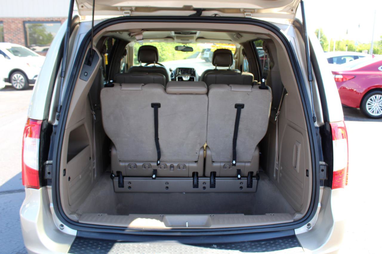 Used 2014 Chrysler Town & Country Touring FWD image 14