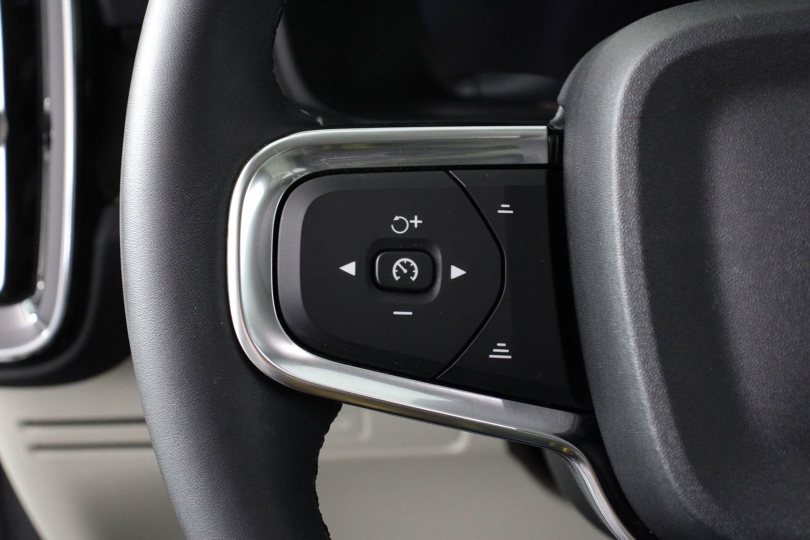 Certified 2023 Volvo XC40 B5 Ultimate w/ Protection Package Premier AWD/4WD image 10