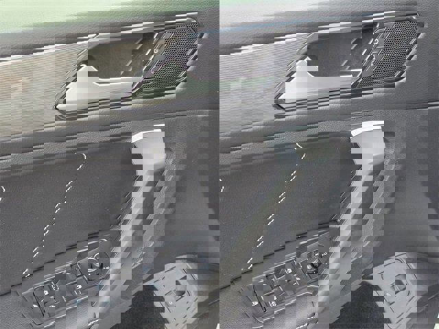 Used 2024 Volkswagen Tiguan SE image 33