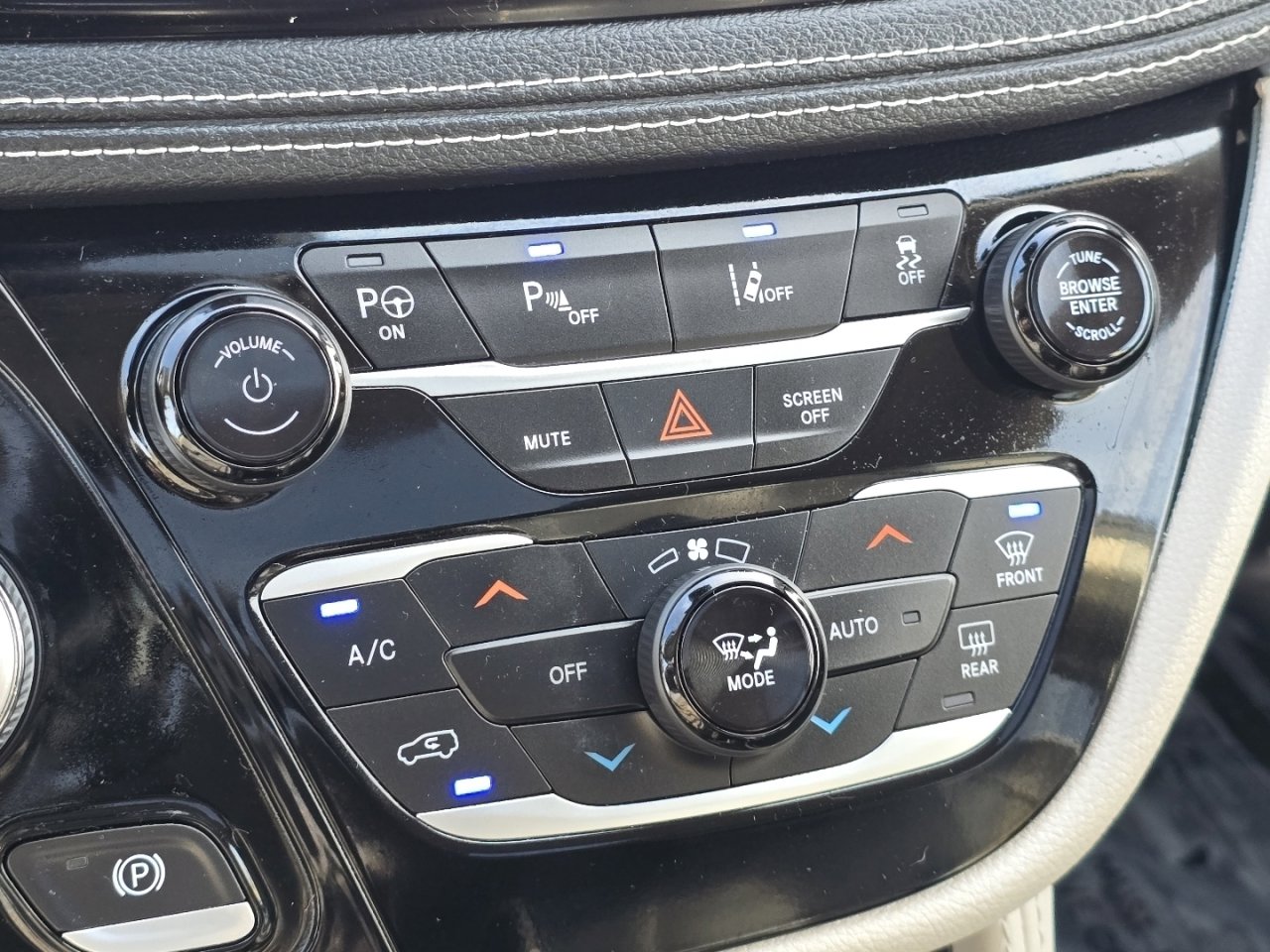 Used 2022 Chrysler Pacifica Limited w/ Uconnect Theater Family Group image 9