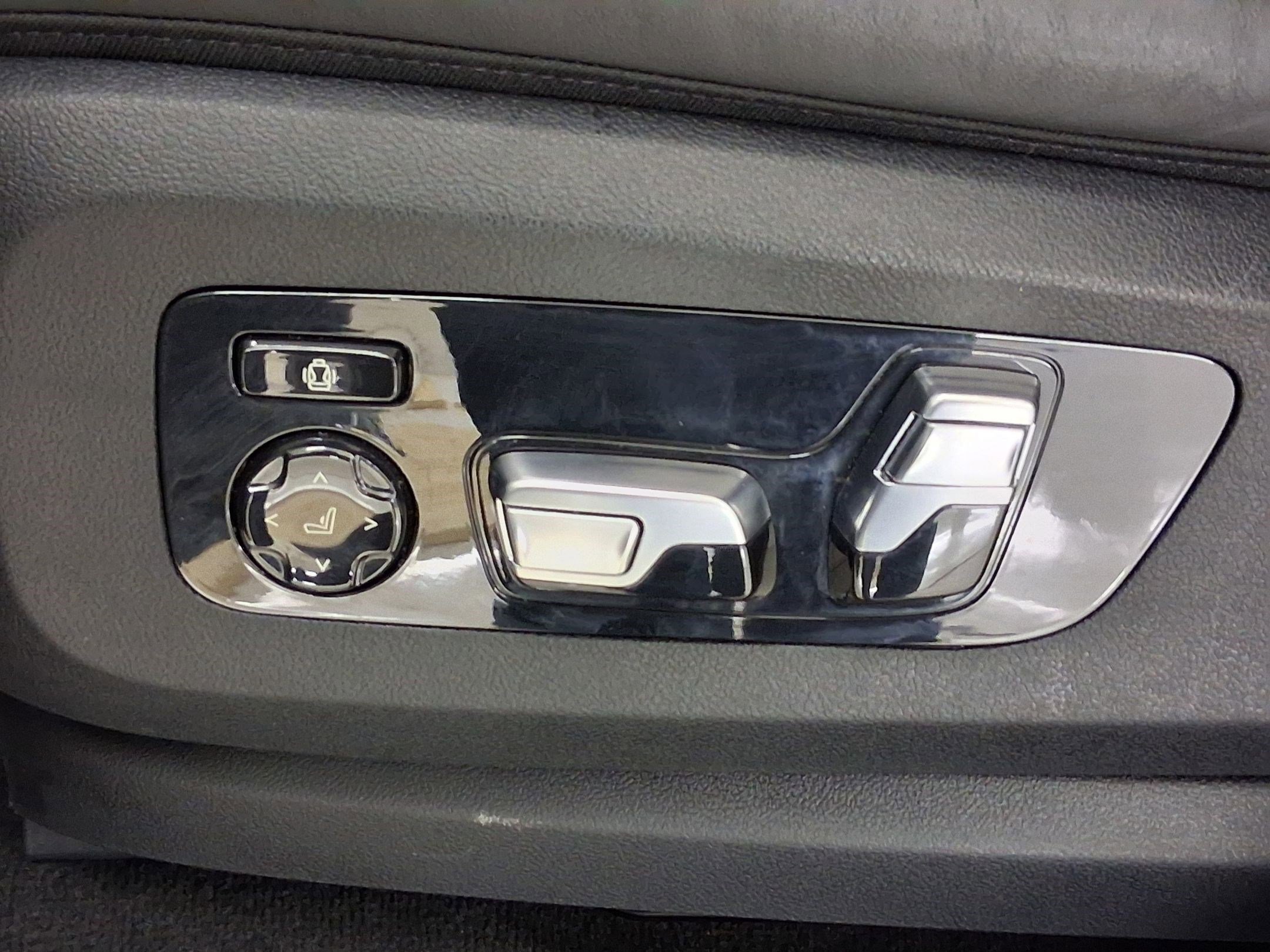 Certified 2024 BMW X7 M60i w/ Executive Package image 13