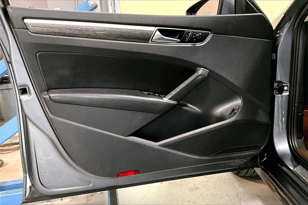 Used 2018 Volkswagen Passat 2.0T SE image 25