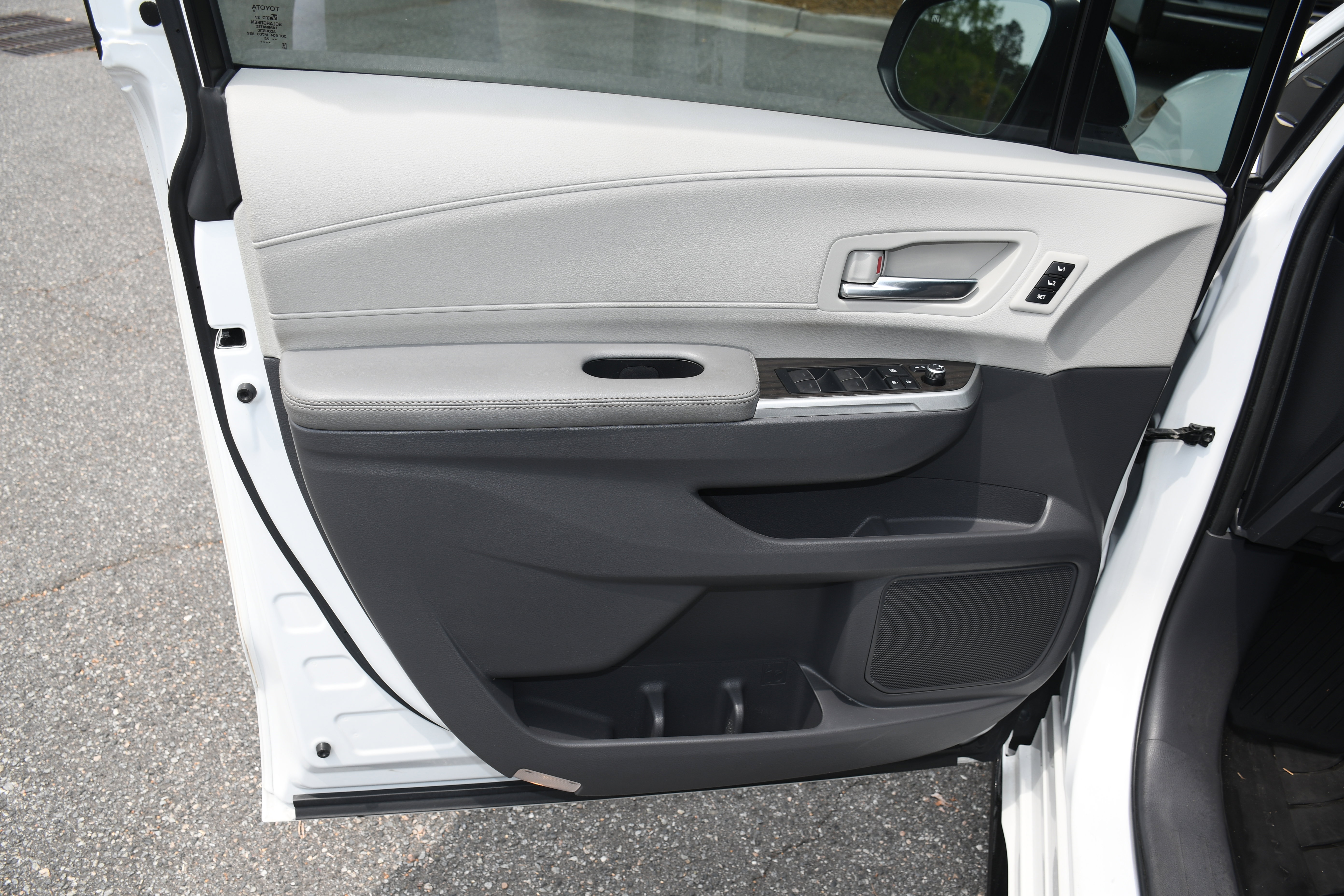 Used 2022 Toyota Sienna Limited FWD image 9