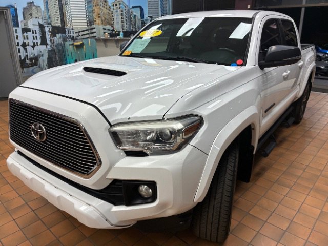 Used 2017 Toyota Tacoma TRD Sport w/ Tow Package image 6