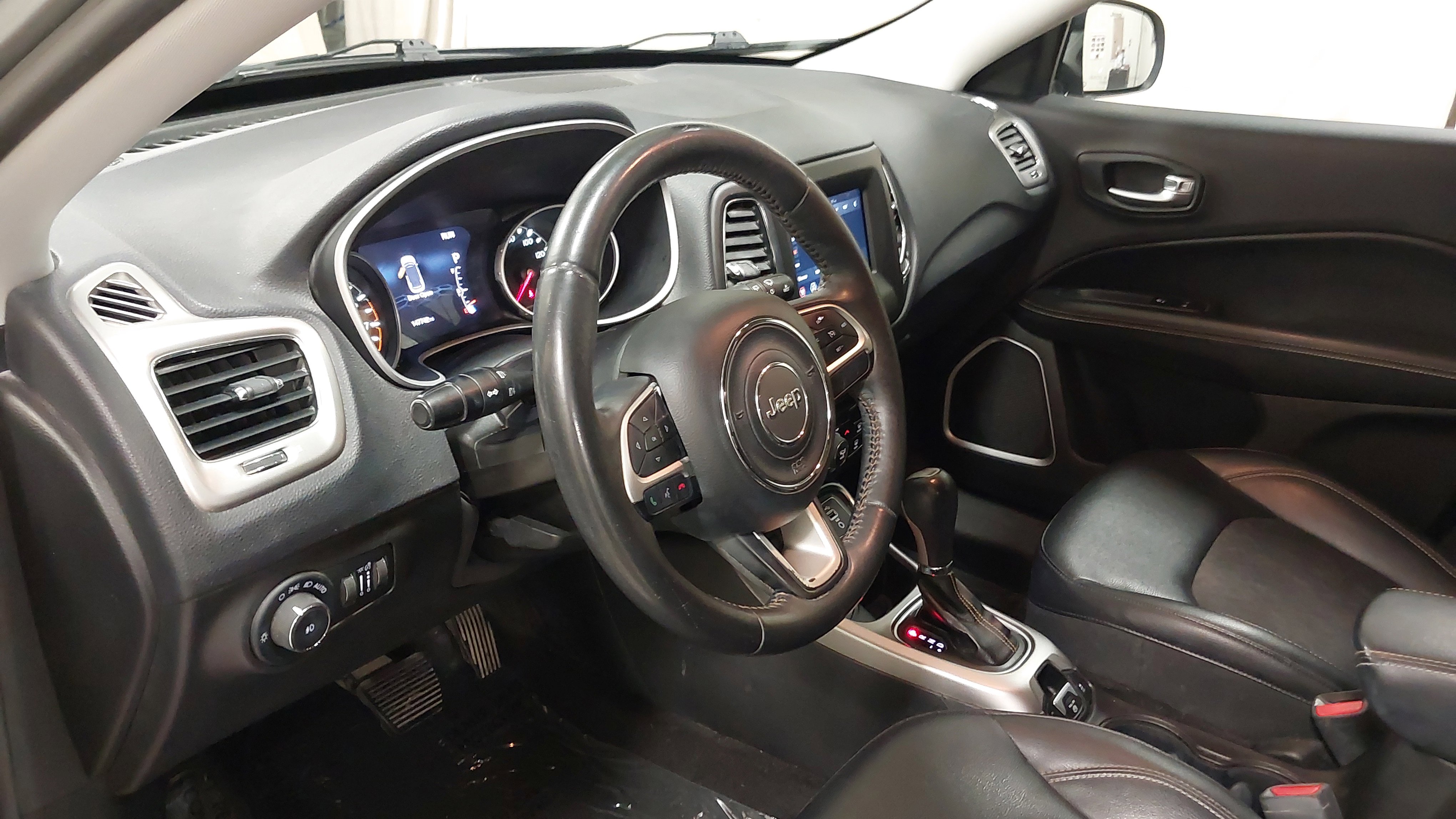 Used 2017 Jeep Compass Latitude w/ Popular Equipment Group image 18