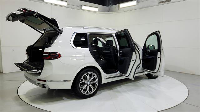Used 2026 BMW X7 xDrive40i AWD/4WD image 32