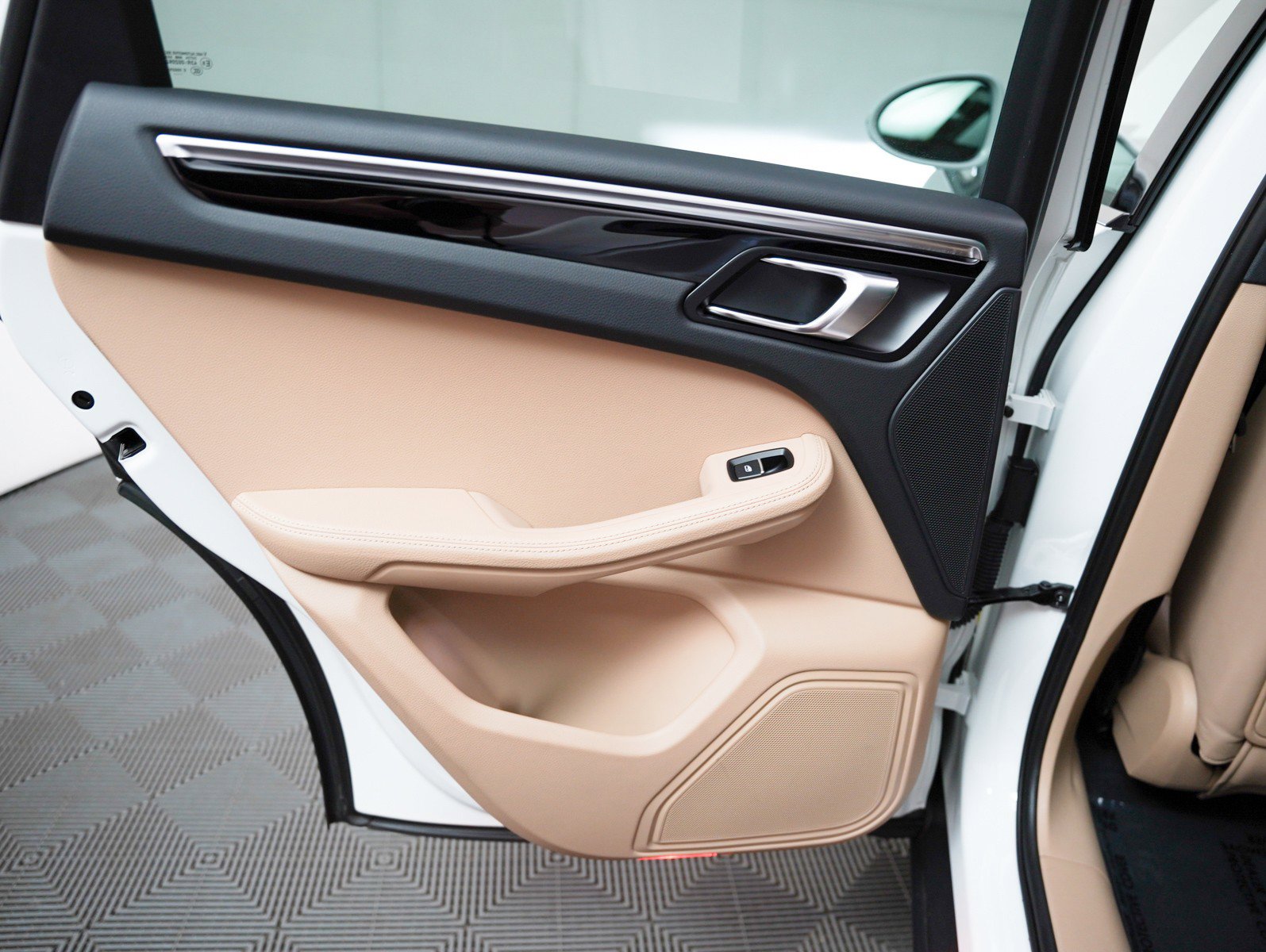 Certified 2024 Porsche Macan image 27