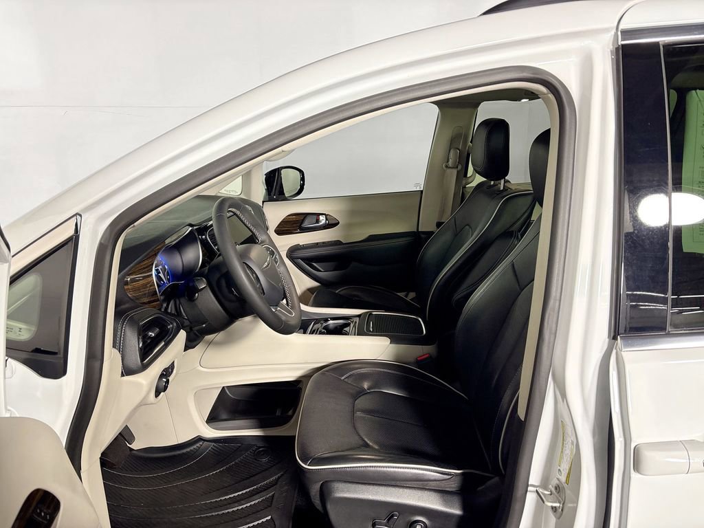 Used 2023 Chrysler Pacifica Limited w/ Uconnect Theater Family Group image 11