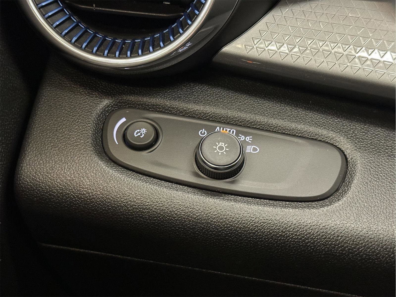 Certified 2024 Chevrolet Trax LT w/ Driver Confidence Package image 35