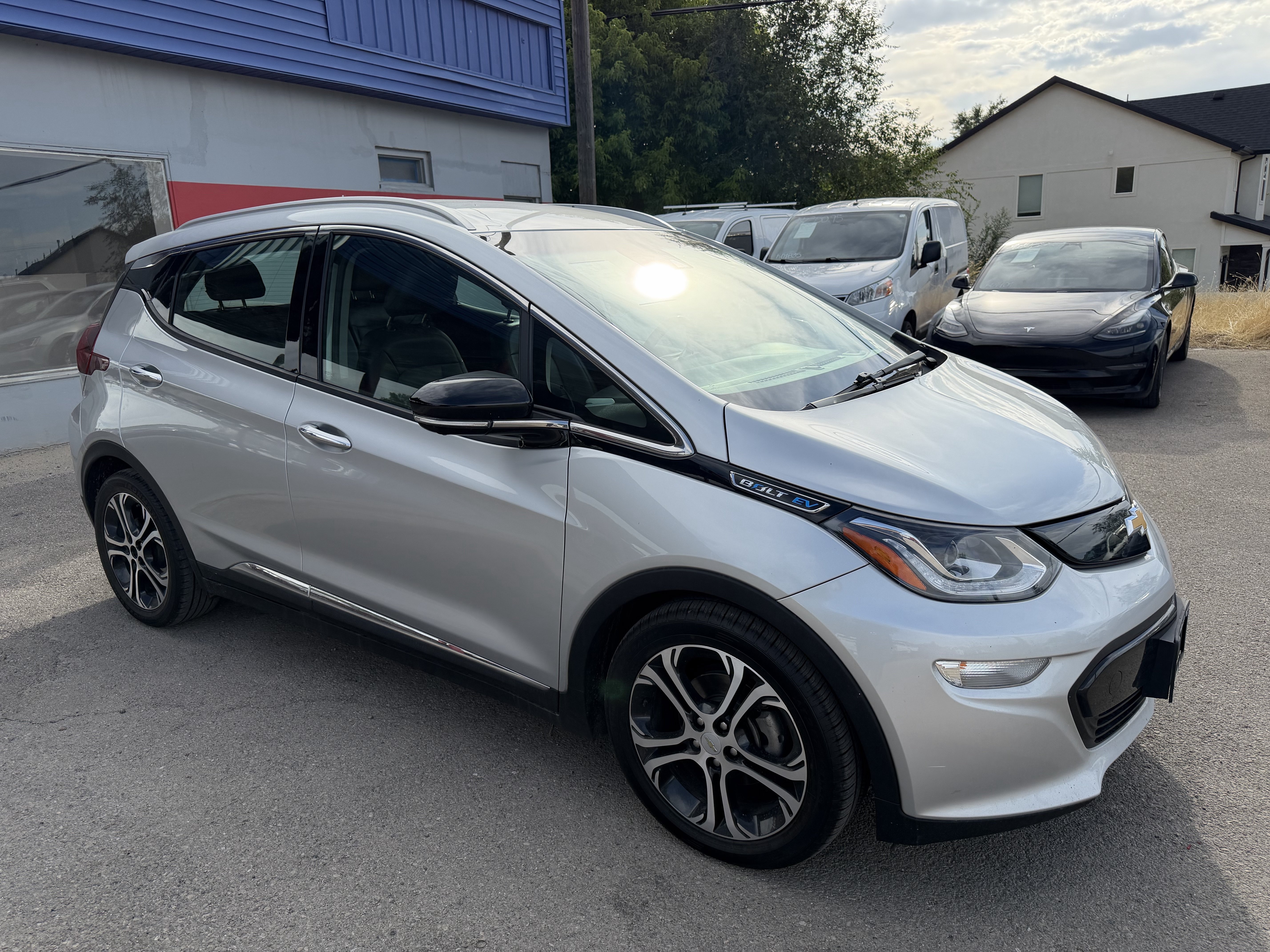Used 2019 Chevrolet Bolt Premier w/ Infotainment Package FWD image 8