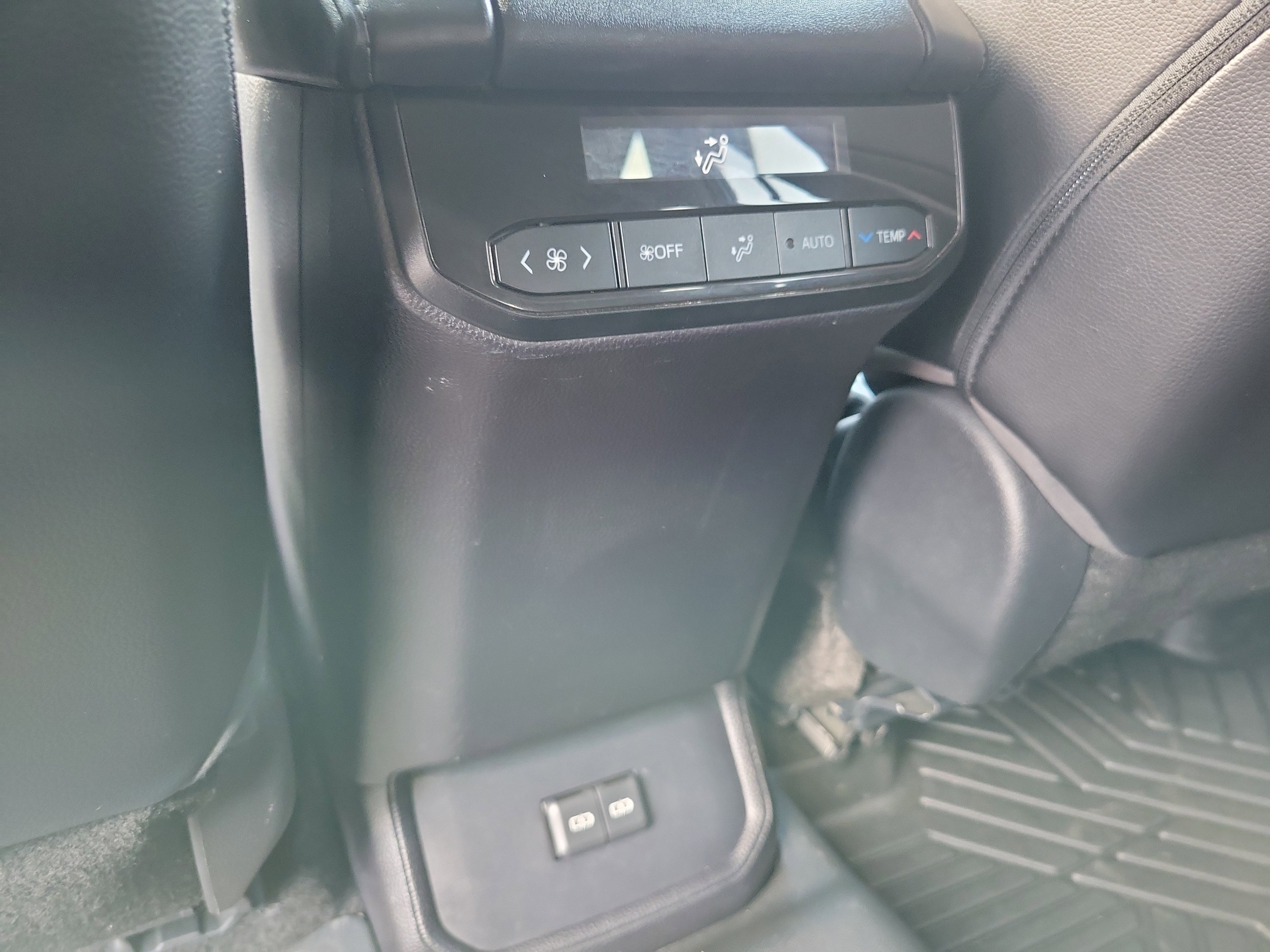 Used 2023 Toyota Highlander XLE image 21