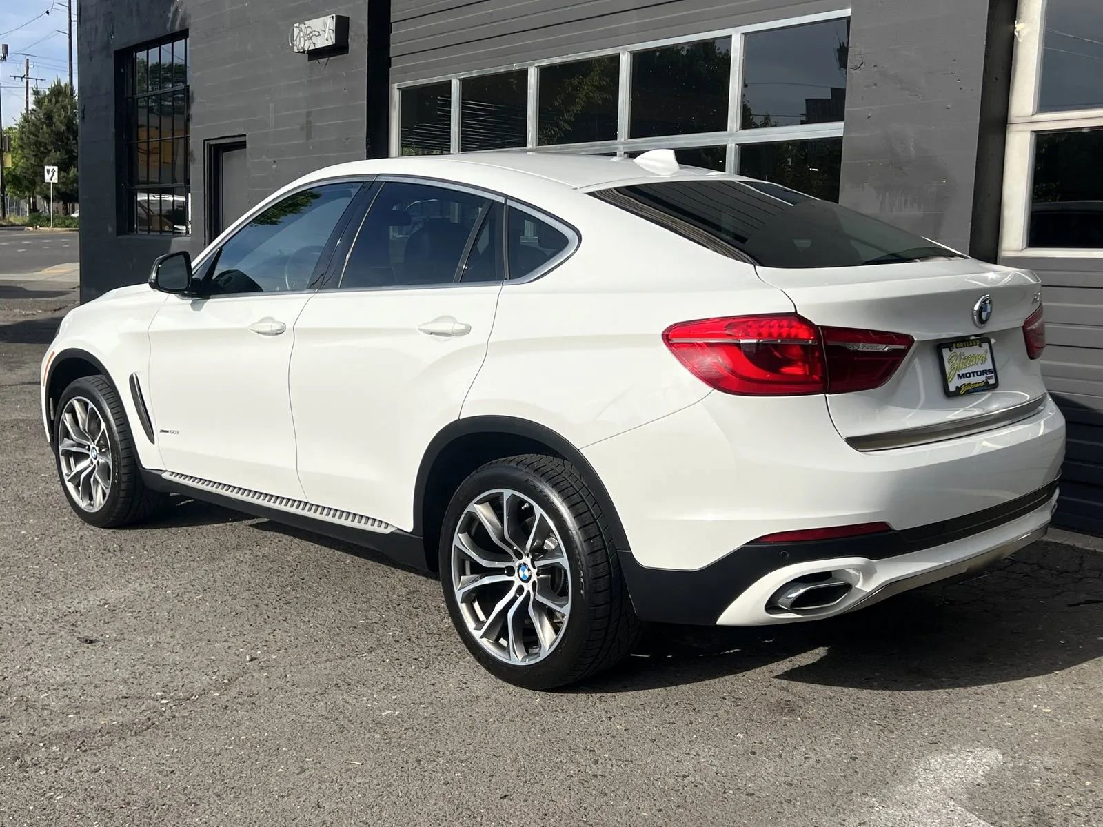 Used 2016 BMW X6 xDrive50i w/ Executive Package image 3