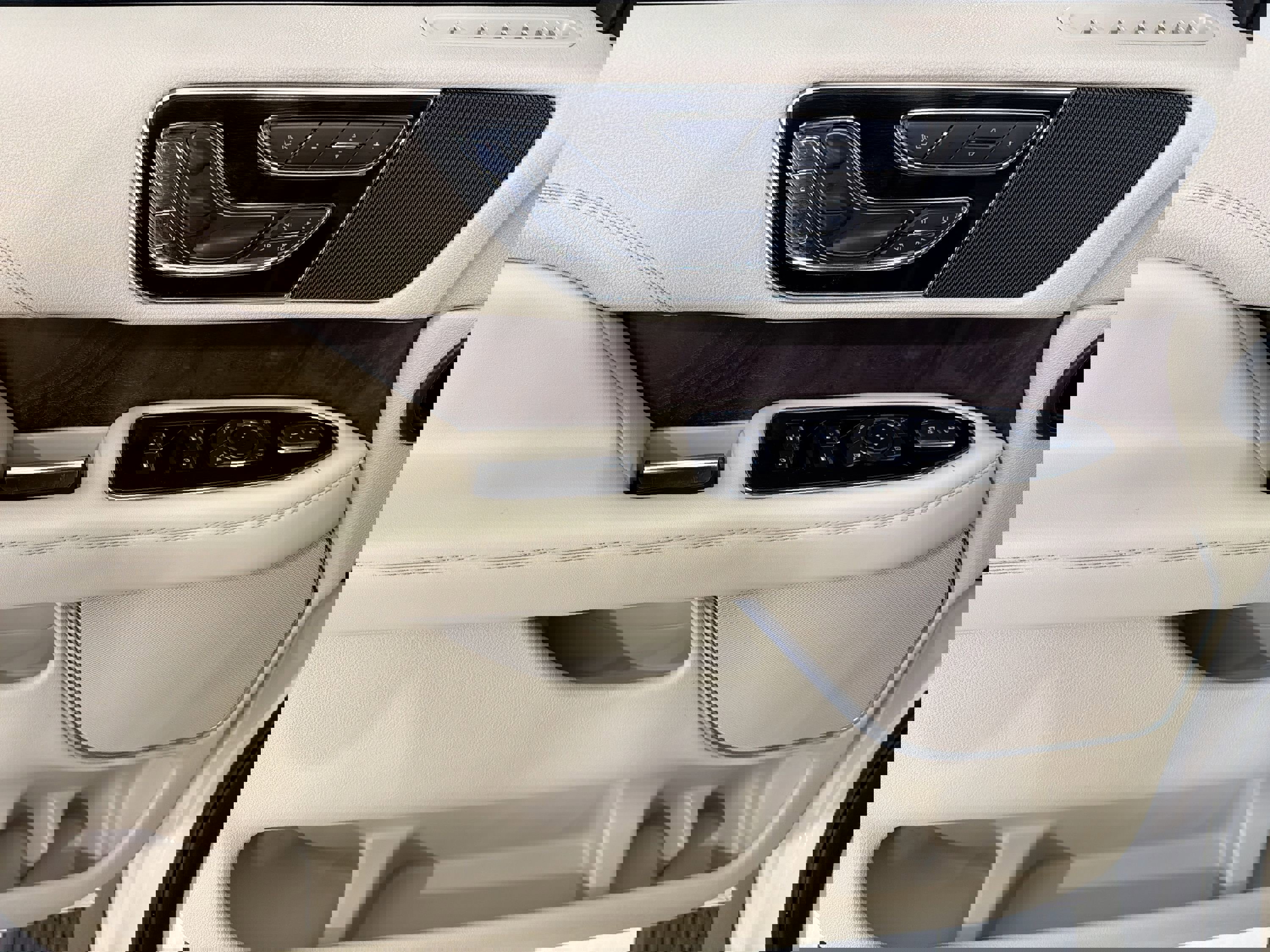 Used 2019 Lincoln Navigator Select w/ Cargo Package image 12