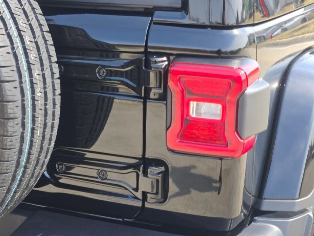 Used 2025 Jeep Wrangler Unlimited Sahara w/ Safety Group image 11