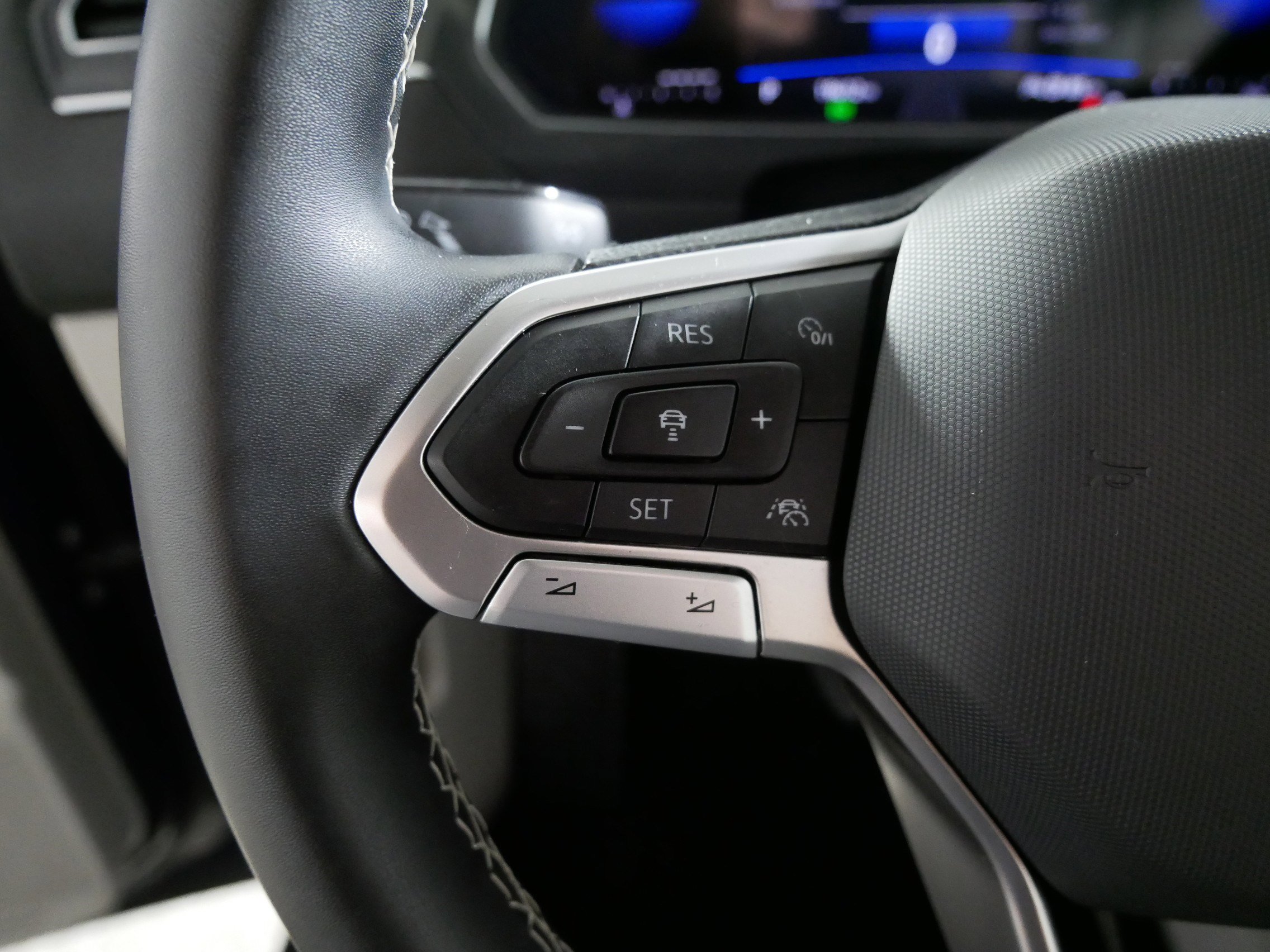 Used 2023 Volkswagen Tiguan SE w/ Panoramic Sunroof Package image 27