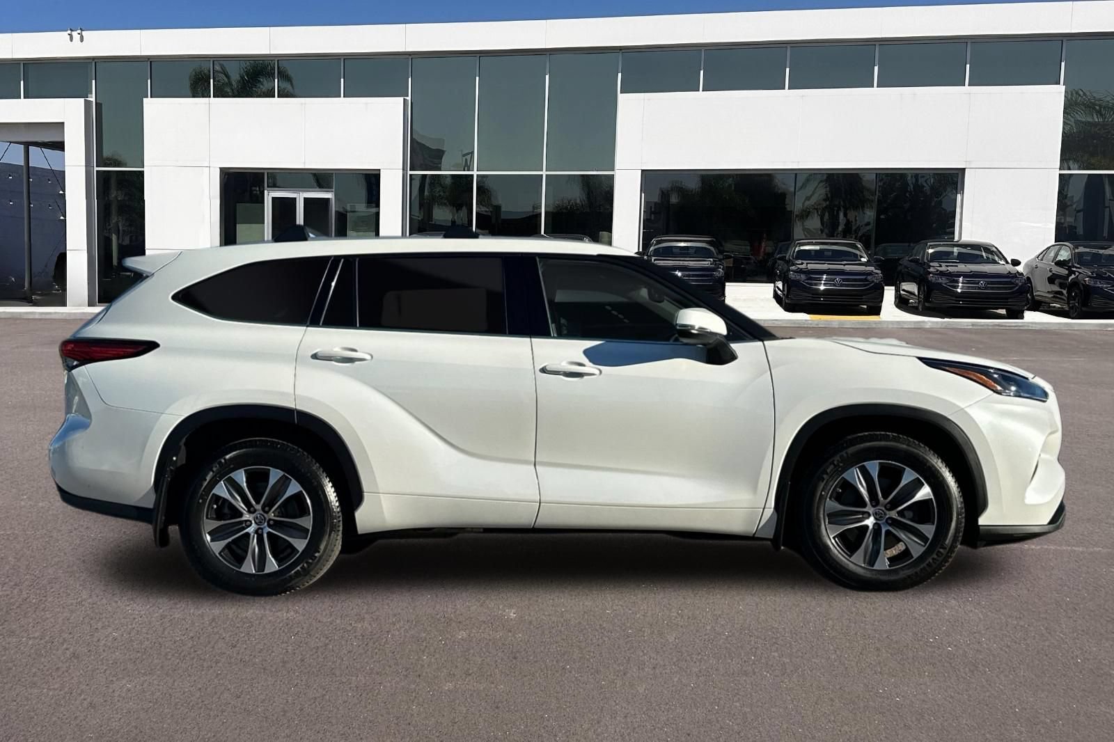 Used 2022 Toyota Highlander XLE FWD image 2