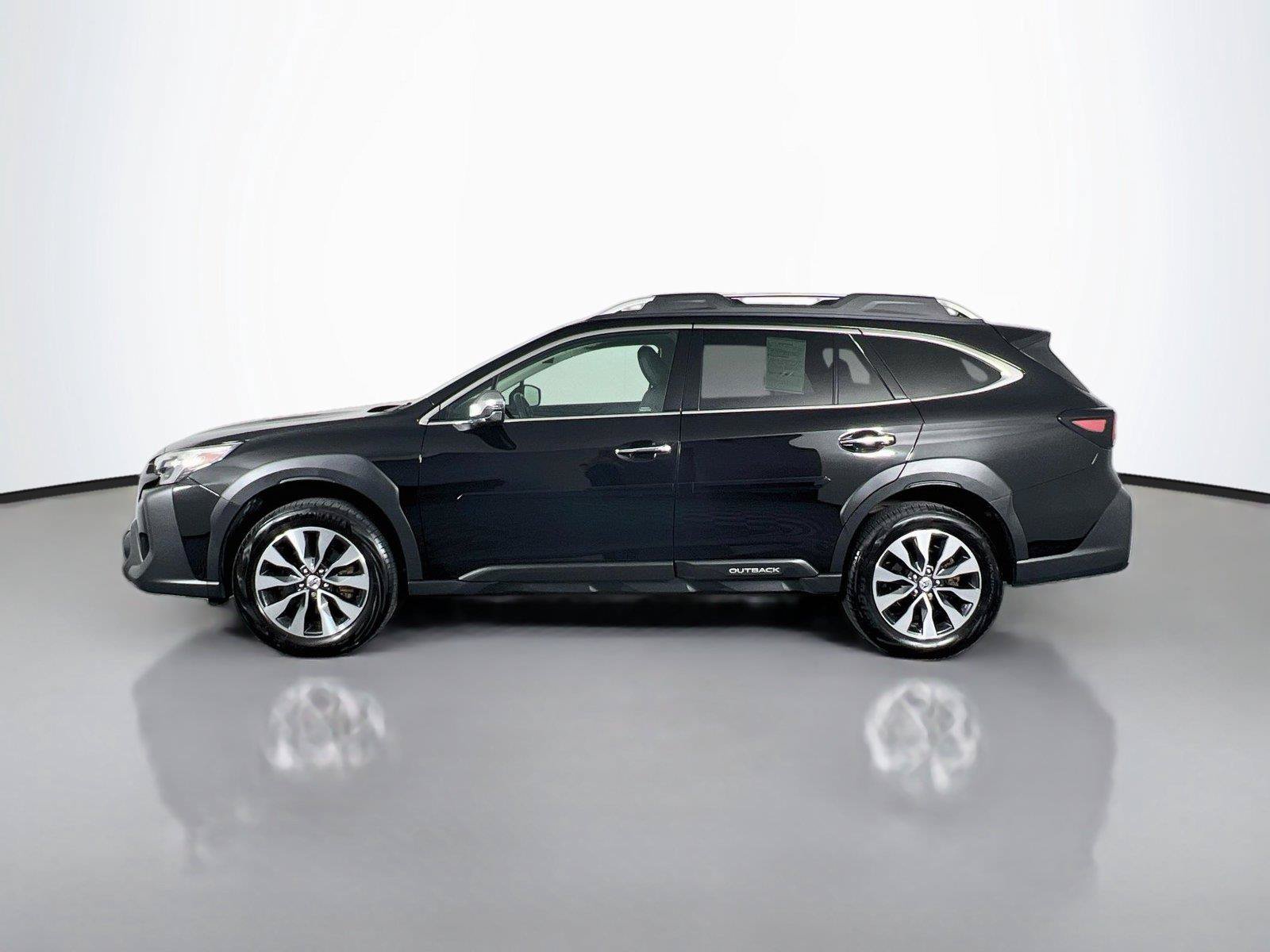 Used 2025 Subaru Outback Touring XT AWD/4WD image 3