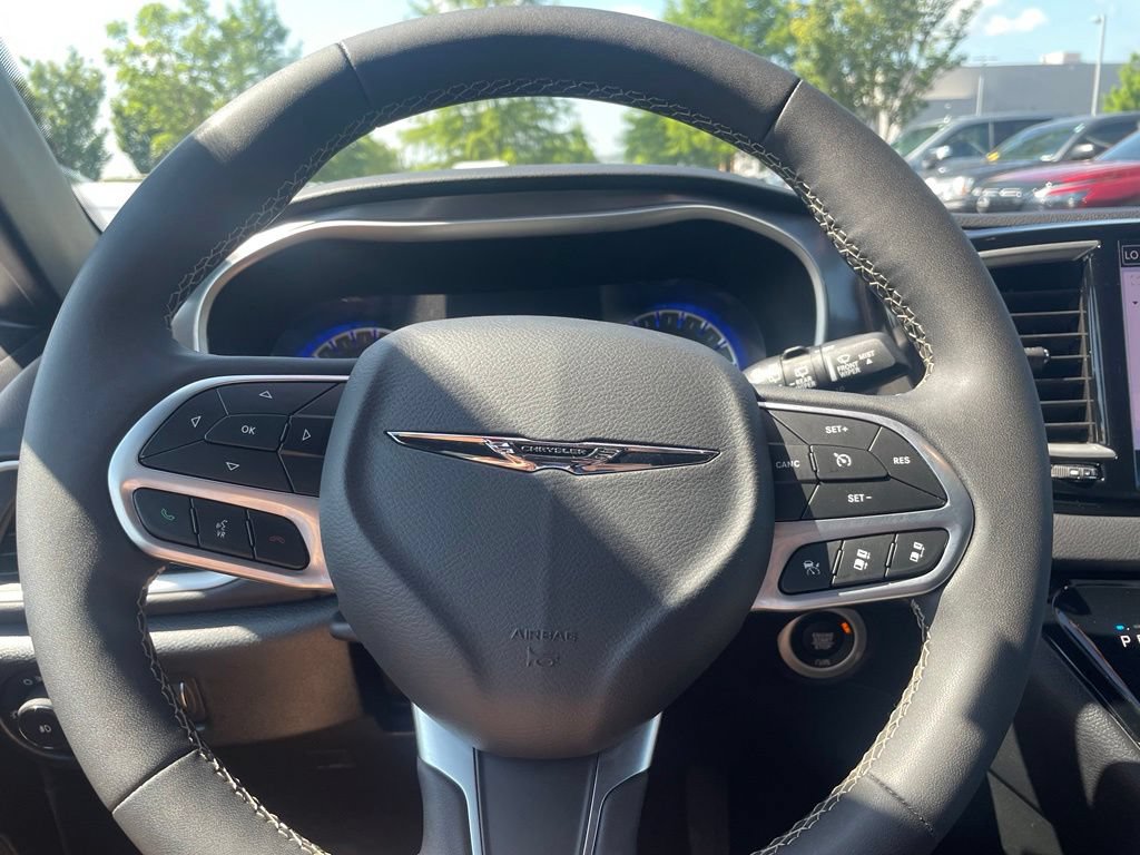 Used 2025 Chrysler Pacifica Select FWD image 13
