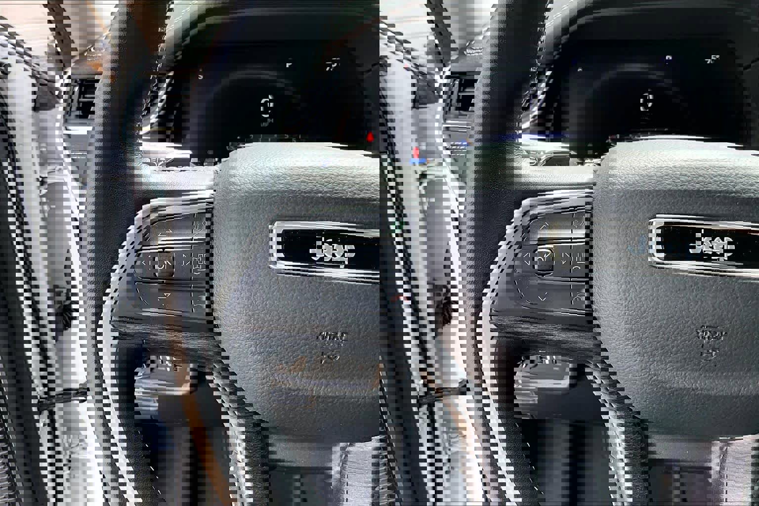 Used 2022 Jeep Grand Cherokee Limited w/ Luxury Tech Group II image 23