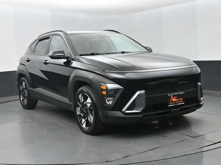 Used 2025 Hyundai Kona SEL FWD image 2