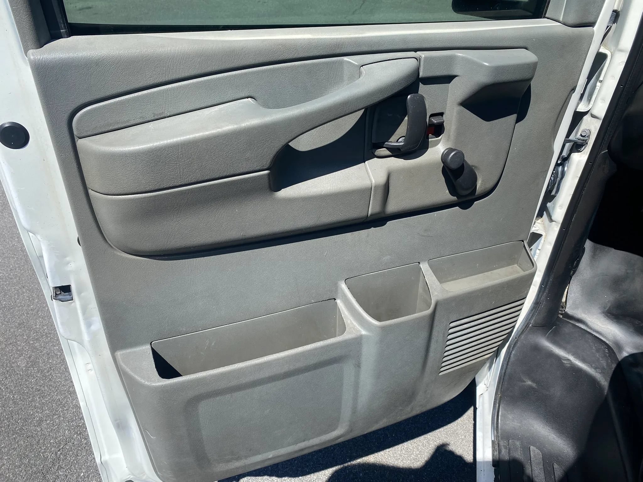 Used 2011 Chevrolet Express 3500 RWD image 8