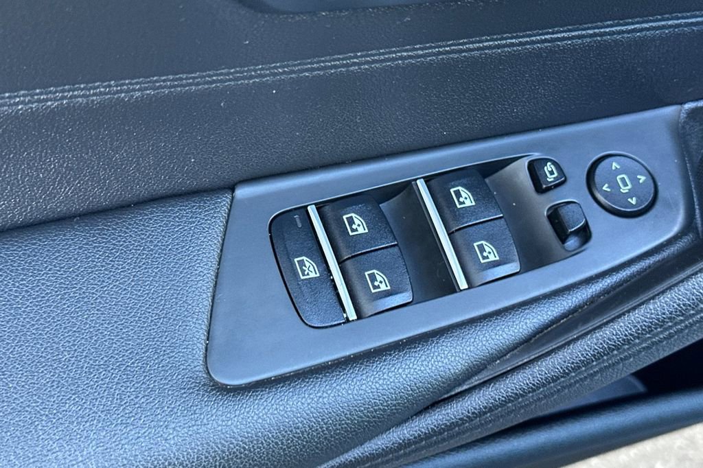 Used 2020 BMW 530e w/ Convenience Package image 11