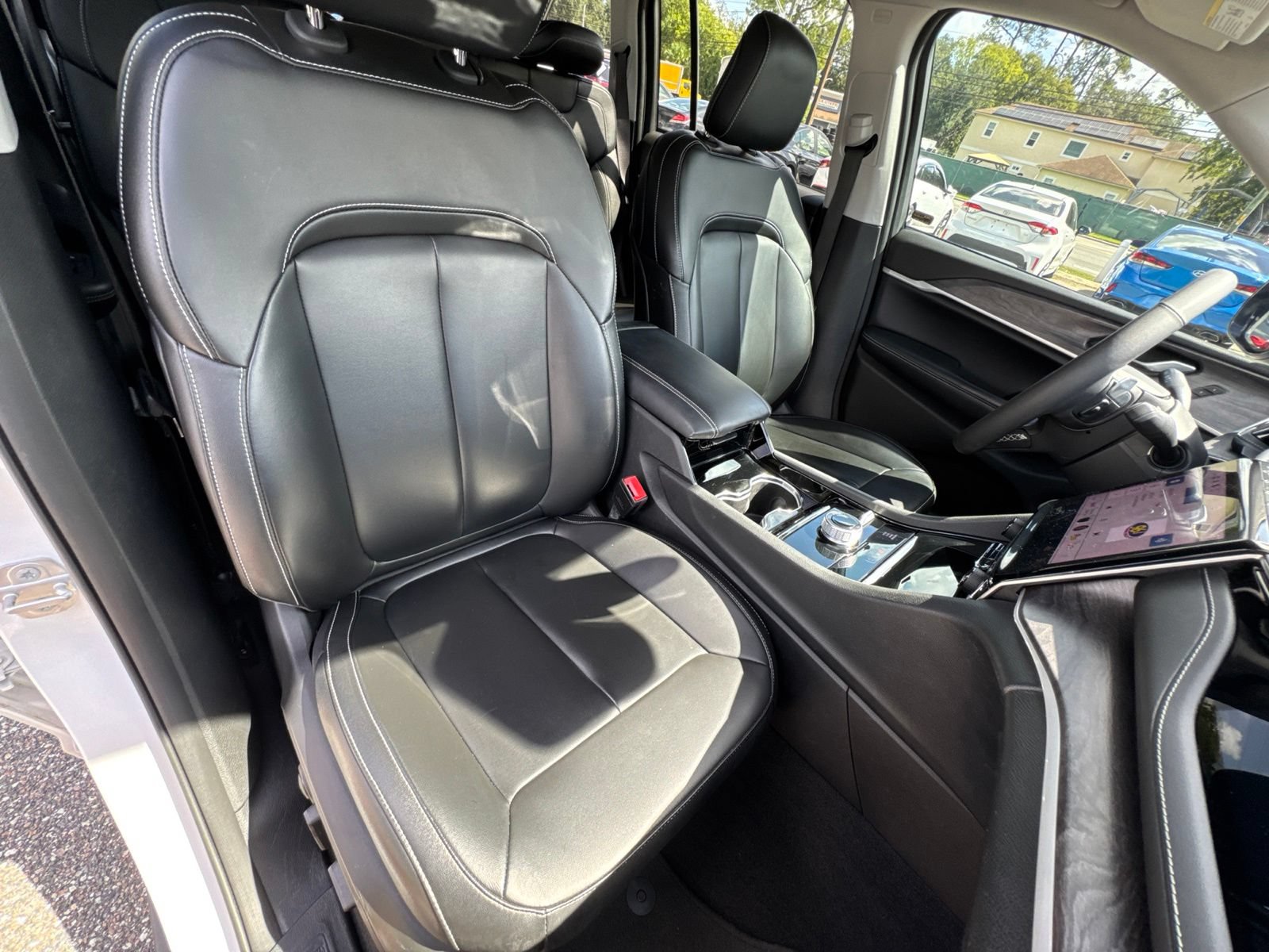 Used 2023 Jeep Grand Cherokee Limited w/ Black Appearance Package AWD/4WD image 16