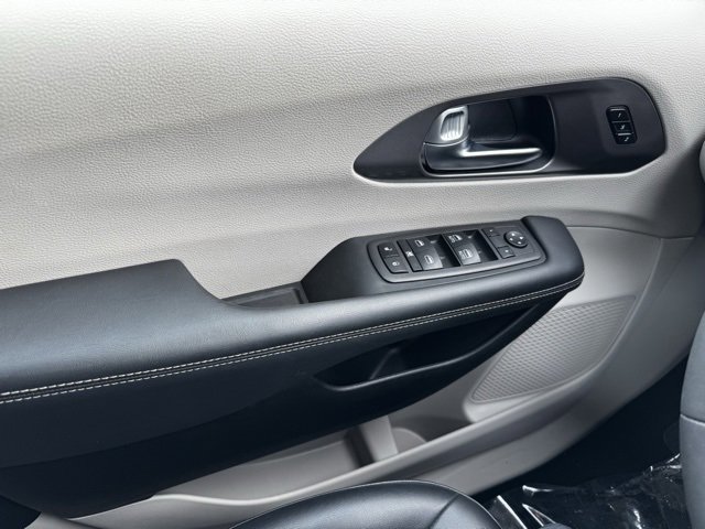 Used 2024 Chrysler Pacifica Touring-L image 31