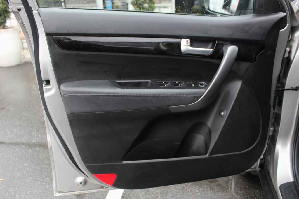 Used 2015 Kia Sorento LX image 12