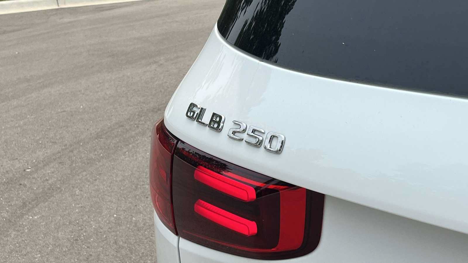 Used 2026 Mercedes-Benz GLB 250 4MATIC image 24