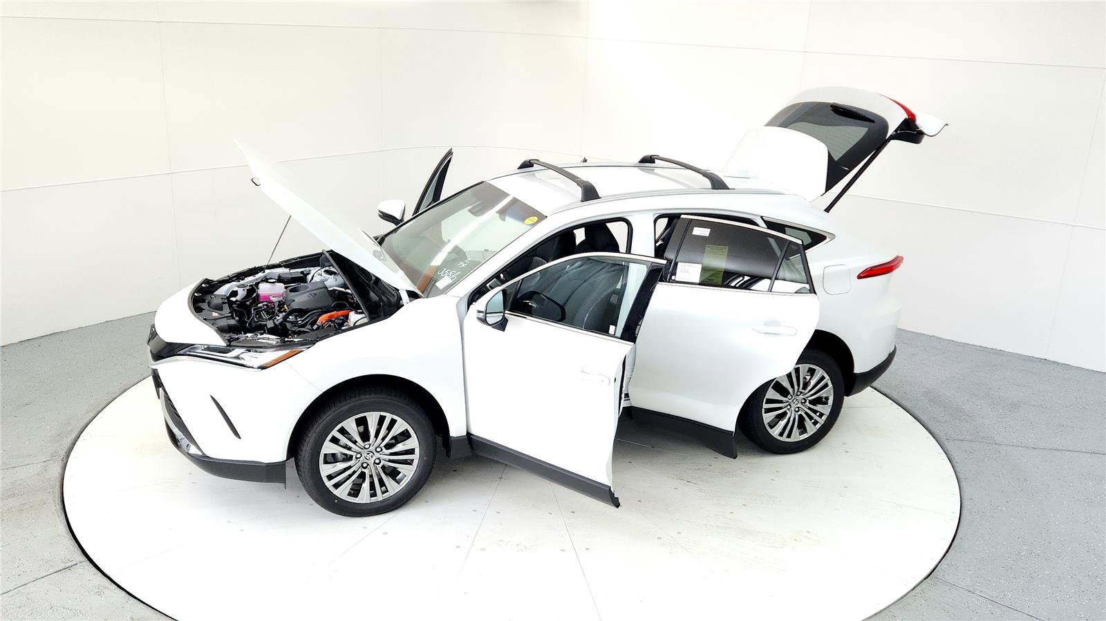 Used 2024 Toyota Venza XLE image 18