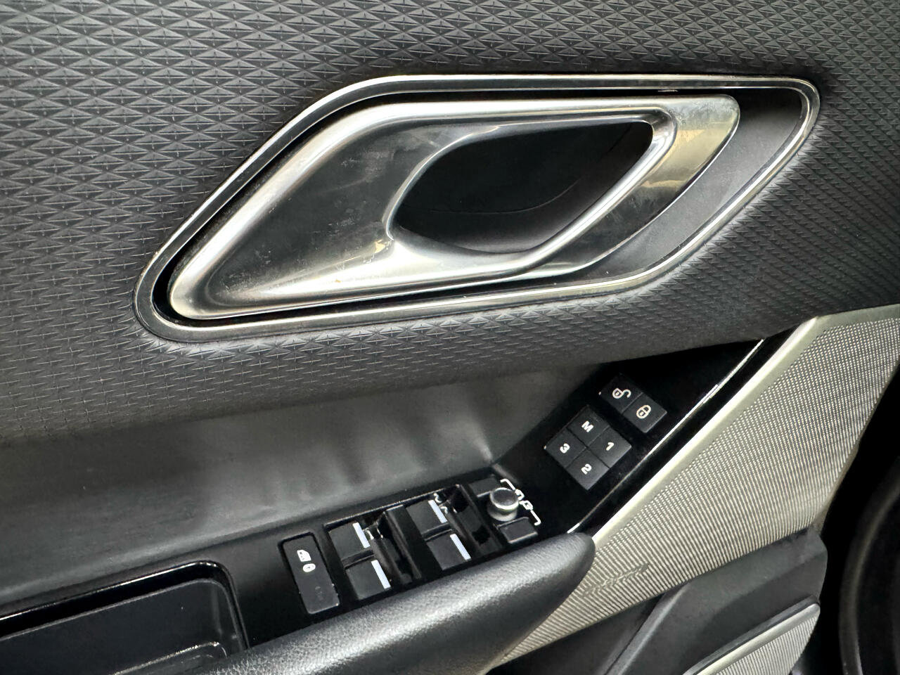 Used 2018 Land Rover Range Rover Velar R-Dynamic SE image 16