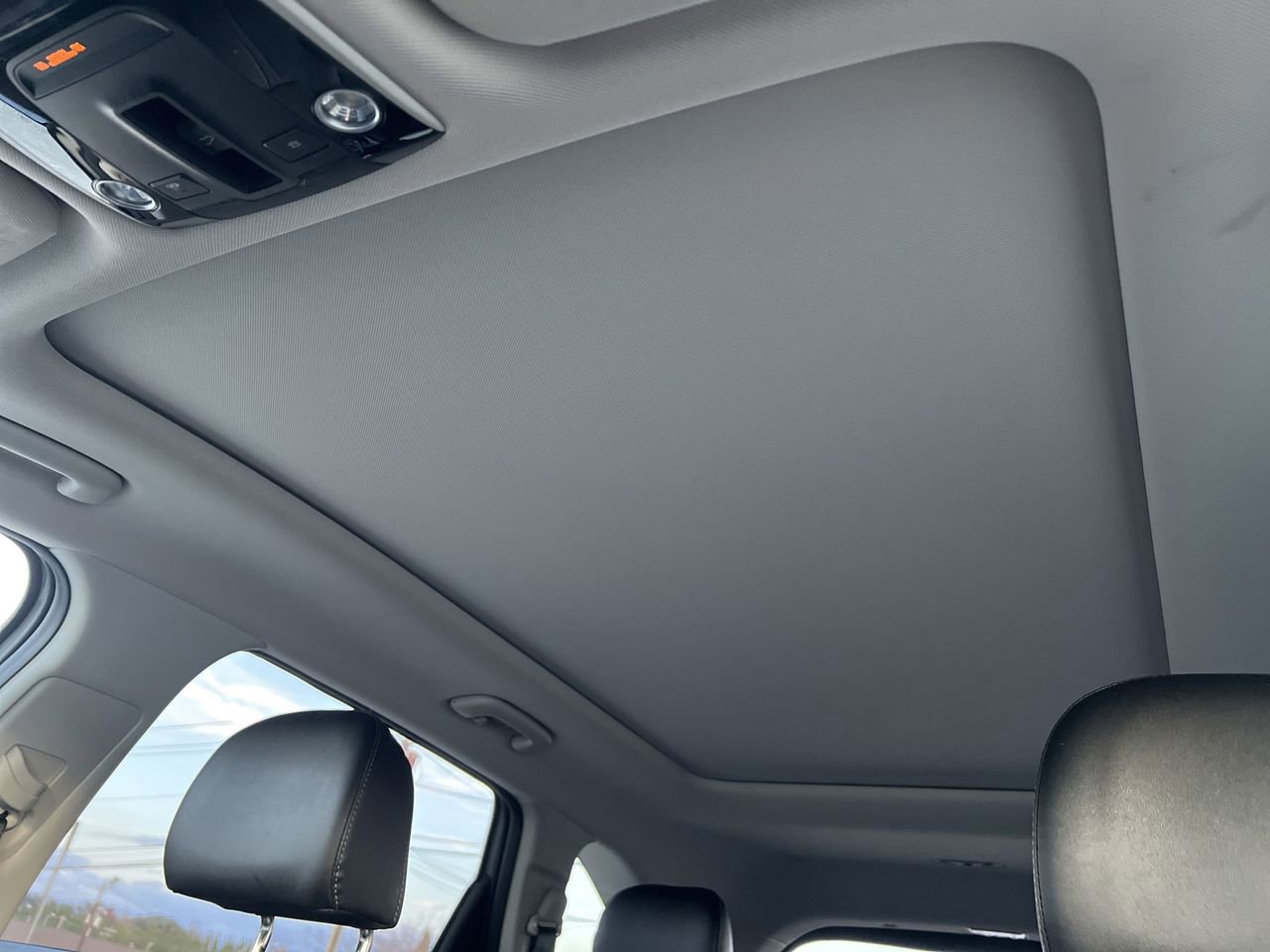 Used 2022 Kia Sorento S w/ Panoramic Sunroof Package image 3