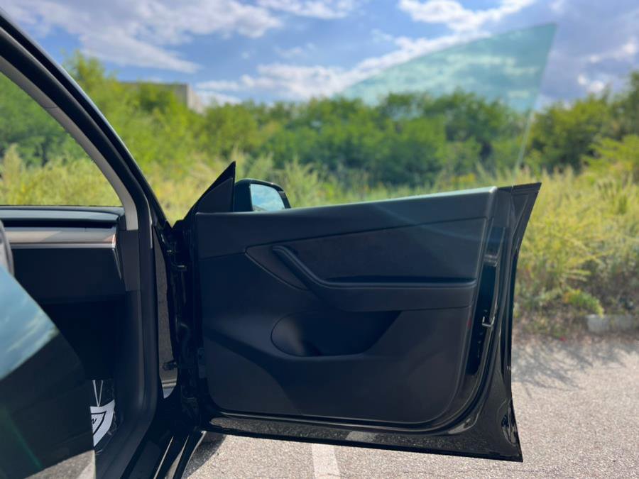 Used 2022 Tesla Model Y Long Range image 32