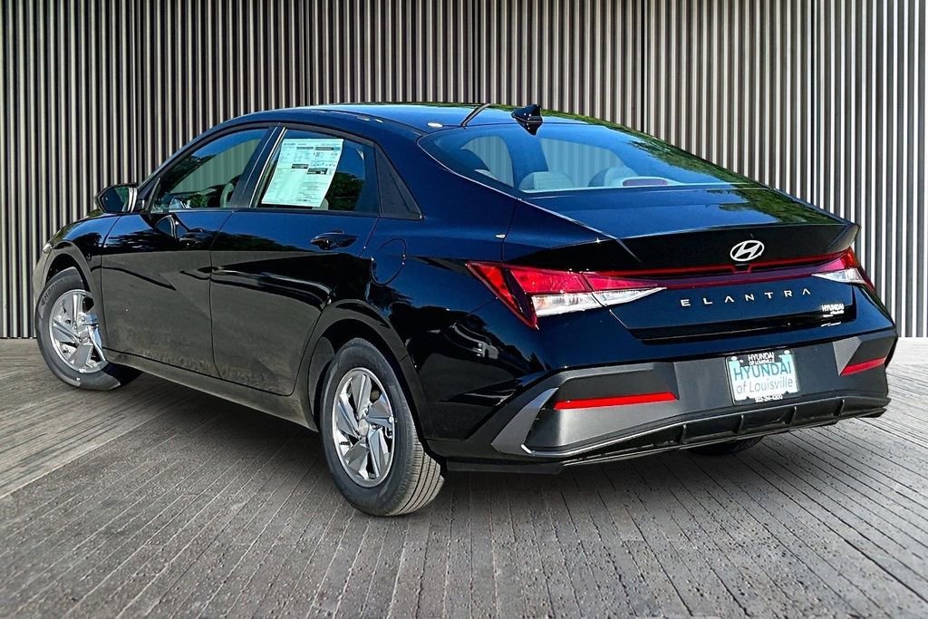 New 2026 Hyundai Elantra SE FWD image 3