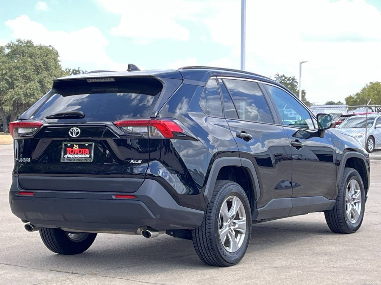 Used 2025 Toyota RAV4 XLE FWD image 4