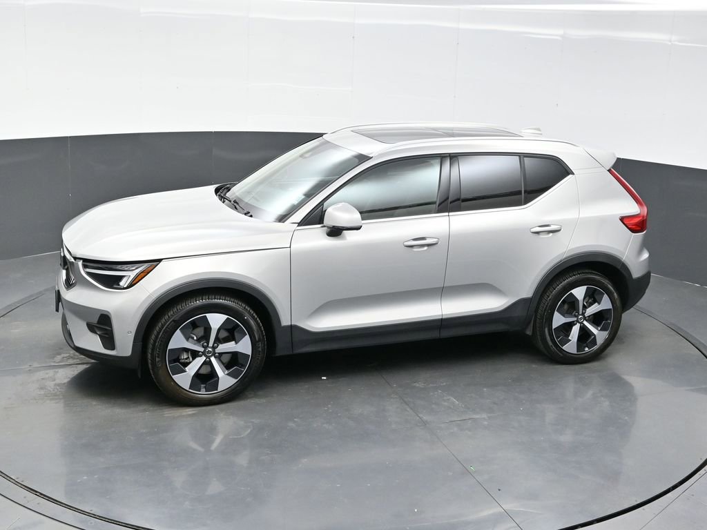 Used 2025 Volvo XC40 B5 Plus image 34